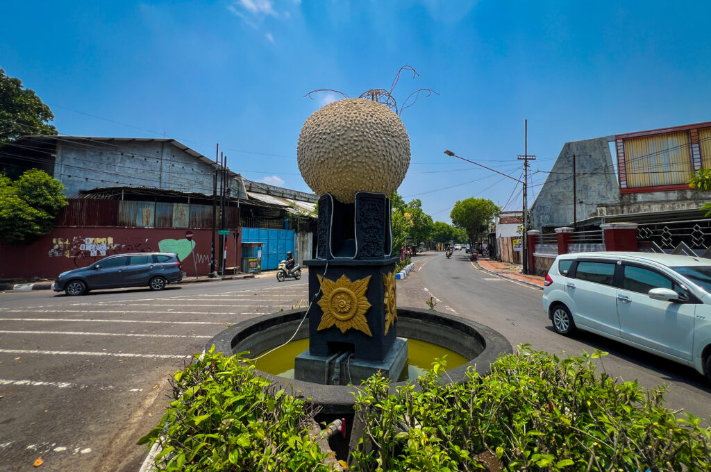 Tugu Onde-Onde, Simbol Manis yang Menjaga Identitas Kota Mojokerto
