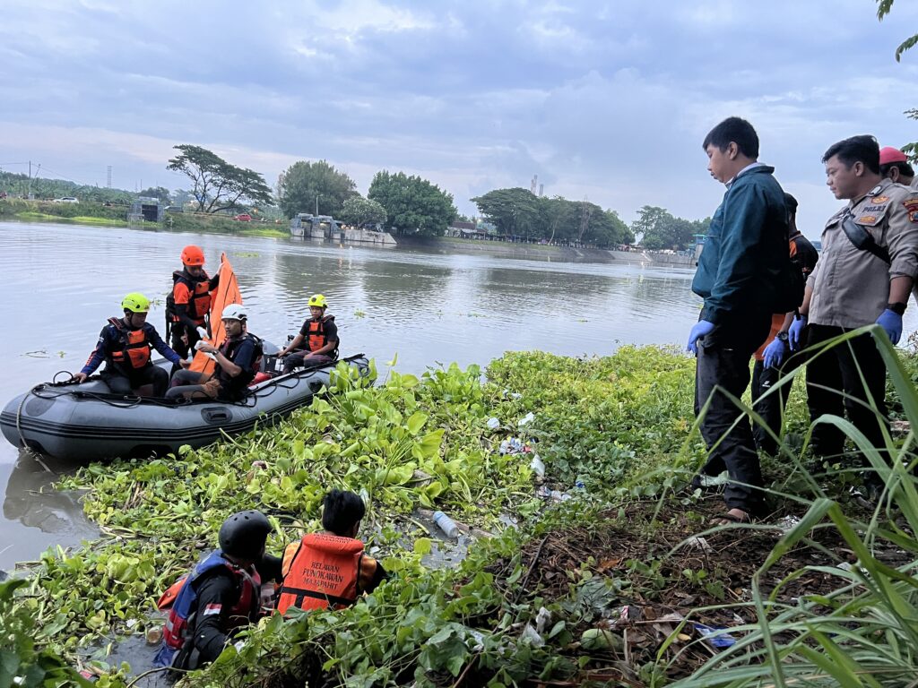 Perempuan Tanpa Identitas Ditemukan Mengapung di Sungai Brantas Mojokerto