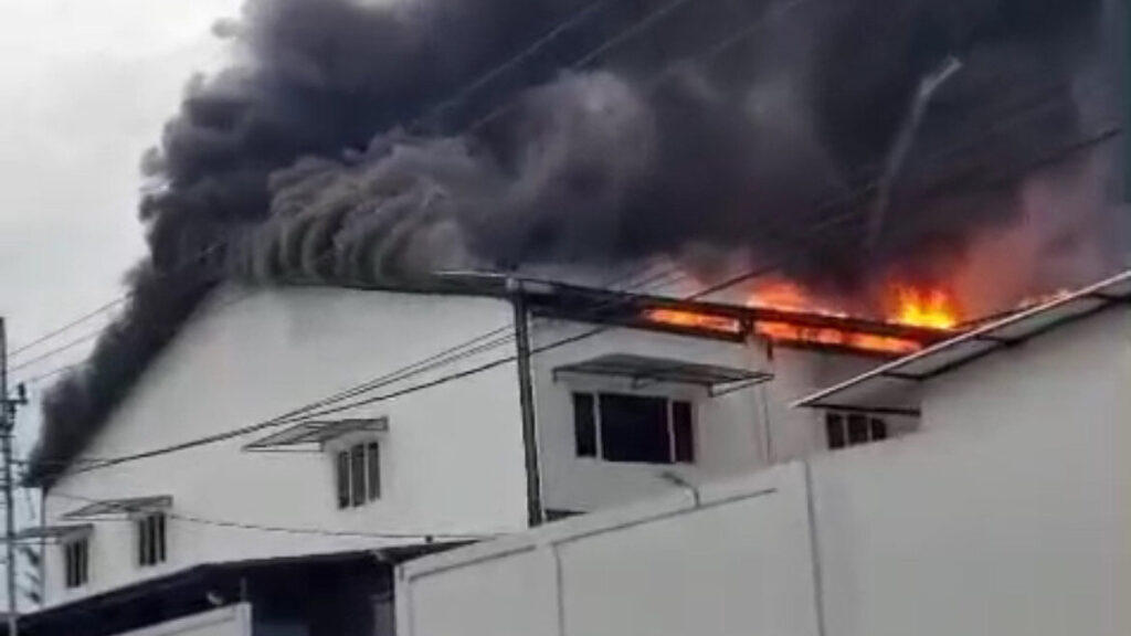 Kebakaran Dahsyat Lalap Gudang Plastik dan Pabrik Boneka di Mojongapit