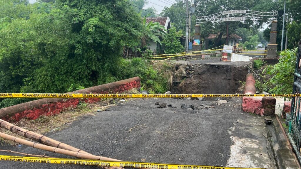 Jembatan Penghubung di Kutorejo Roboh, Warga Nyaris Jadi Korban