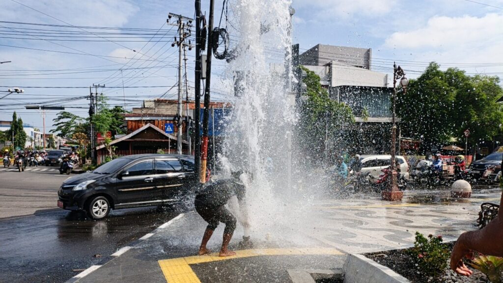Semburan Air Kejutkan Pengendara, Pipa PDAM Diduga Tertabrak Motor