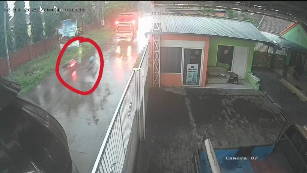 Kehilangan Kendali Saat Hujan Deras, Pengendara Motor Tewas Terlindas Truk