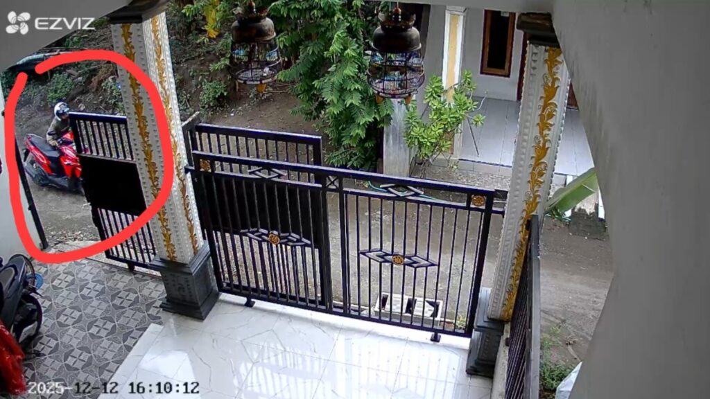 Terekam CCTV, Honda Vario Warga Puri Digondol Maling di Siang Hari