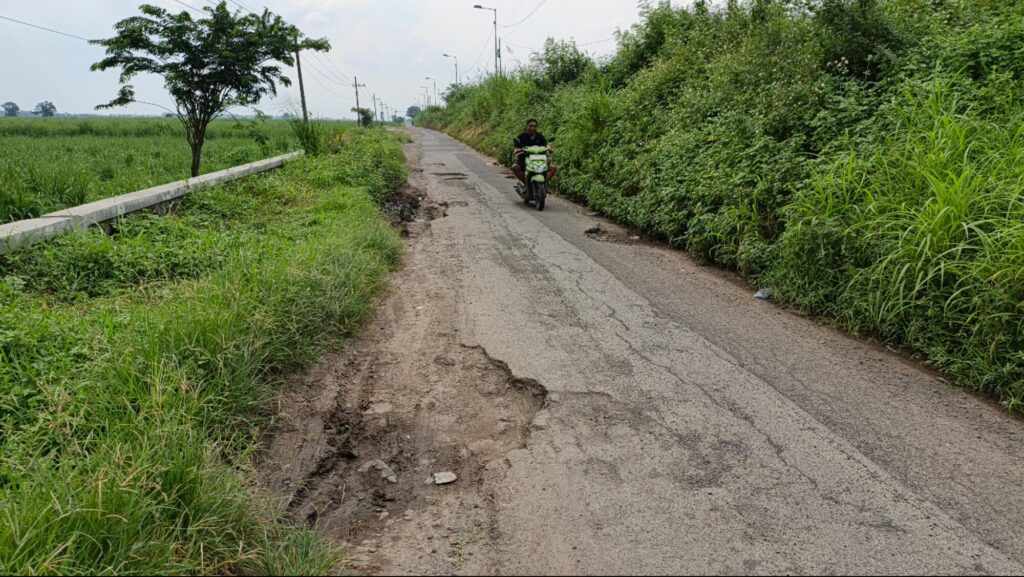Di Sekitar Jembatan Turi, Jalan Rusak Jadi Pemandangan Sehari-hari