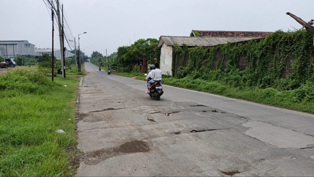 Lubang dan Retakan Sambut Pekerja, Jalan Alternatif Mojosari–Ngoro Kian Memprihatinkan
