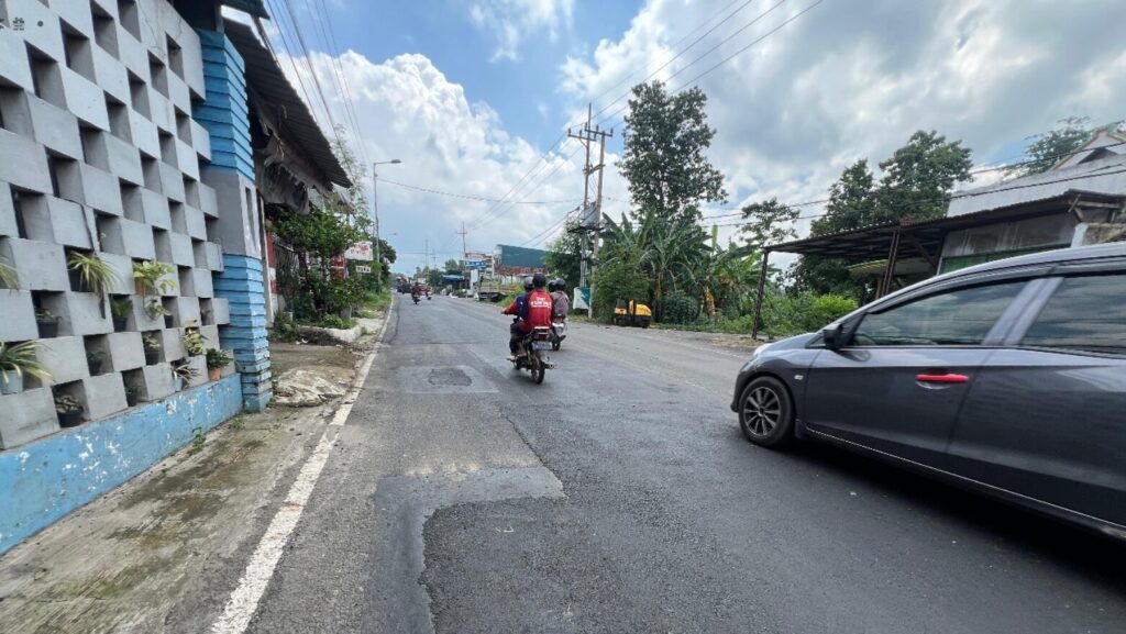 Rusak dan Bertambal, Jalan Akses Wisata Pacet di Dlanggu Dikeluhkan Warga