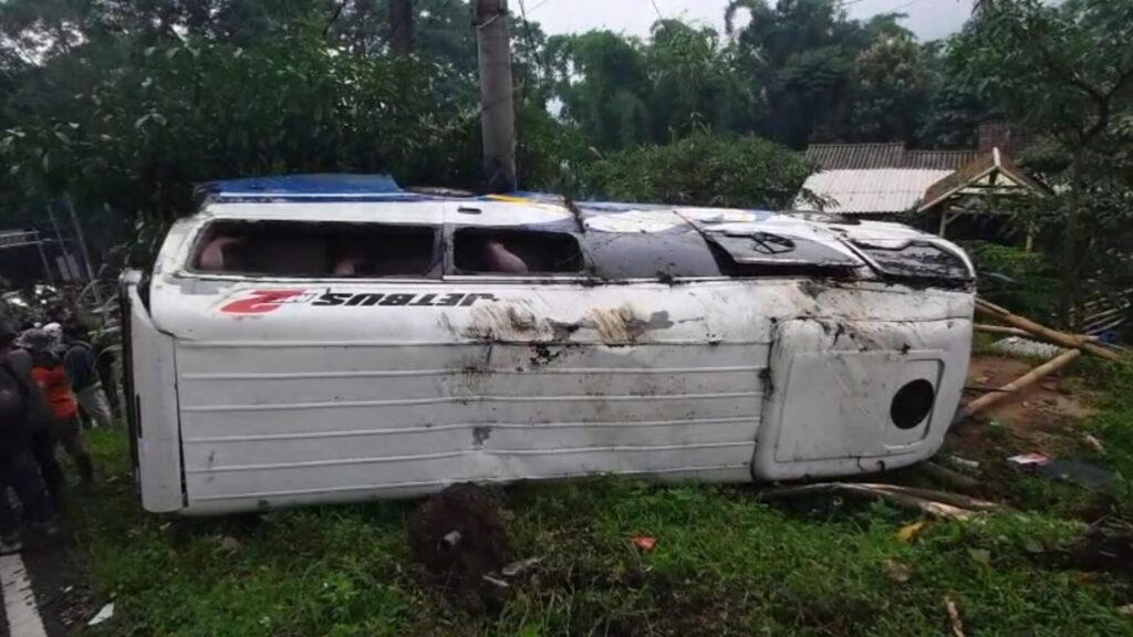 Rem Blong di Turunan Pacet, Minibus Rombongan Keluarga Asal Surabaya Terguling