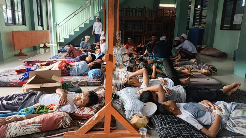 Diduga Usai Konsumsi MBG, Ratusan Pelajar di Mojokerto Alami Gangguan Kesehatan