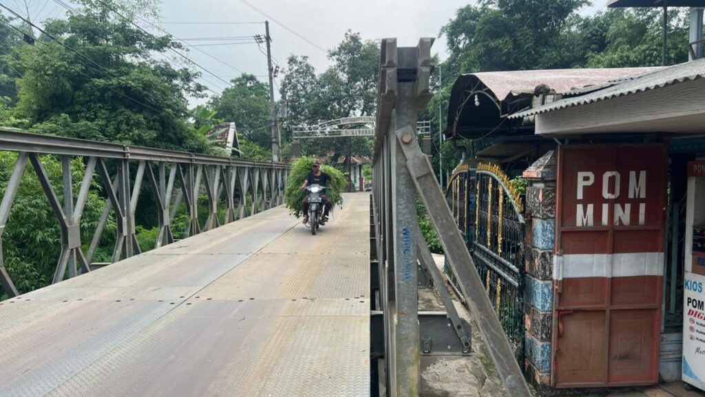 Rumah Berdempetan dengan Jembatan Sementara, Penghasilan Warga Wonodadi Turun hingga 70 Persen