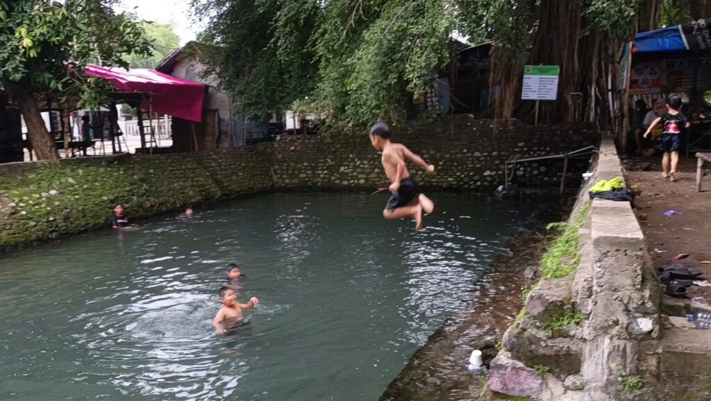 Sumber Tuwiri Mojosari, Wisata Air Alami Gratis dengan Air Dingin dan Jernih