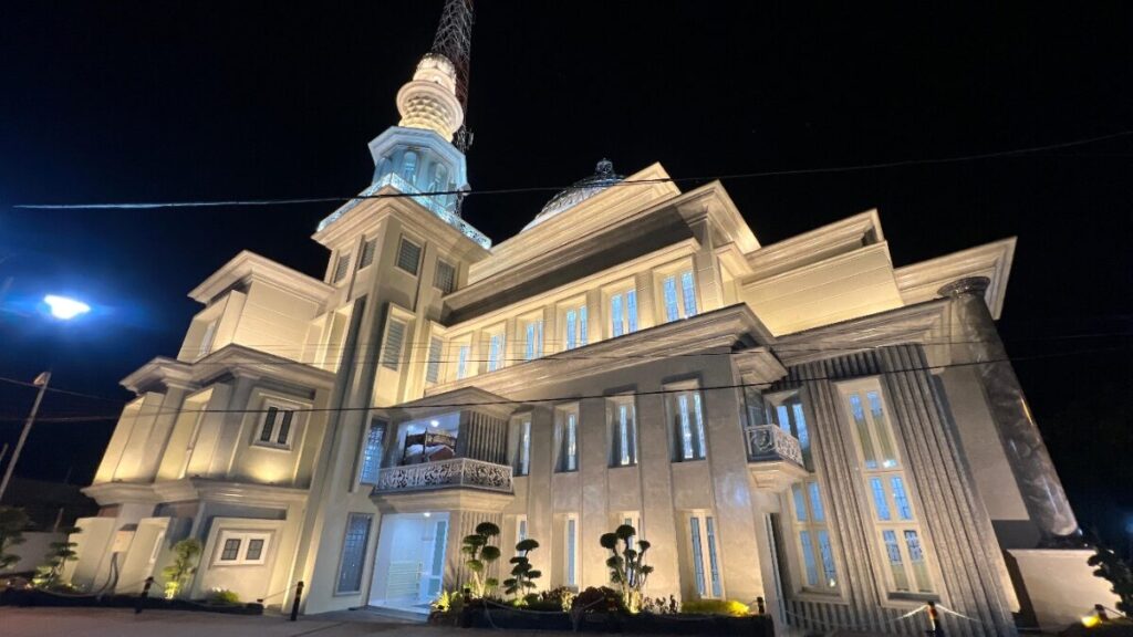 Karpet dari Turki dan Kubah Menawan, Pesona Masjid Jami’ Al-Amiin Mojokerto