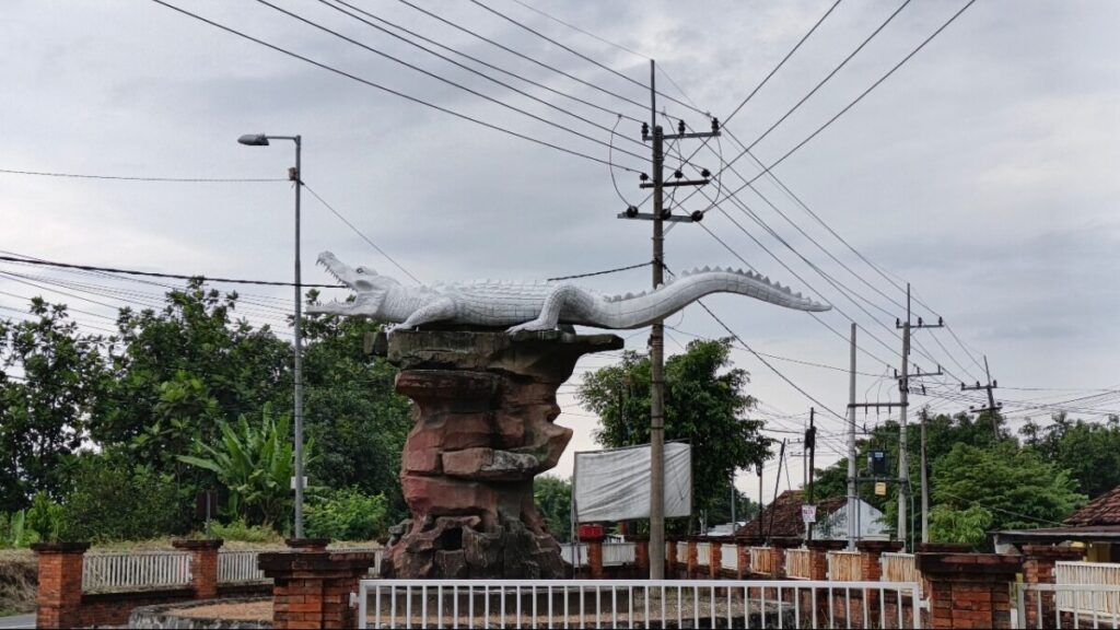 Bukan Sekadar Monumen, Patung Buaya Putih Jadi Simbol Pelindung Desa Kedungsari
