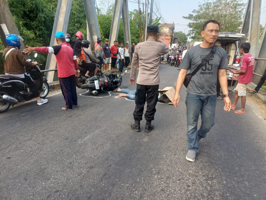 Diduga Rem Blong, Pemotor Tewas Terlindas Dump Truck di Jembatan Ngembeh Mojokerto