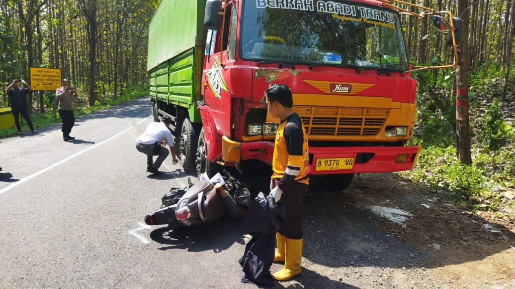 Tabrakan Motor dan Truk Boks di Kemlagi, Seorang Mahasiswi Meninggal Dunia